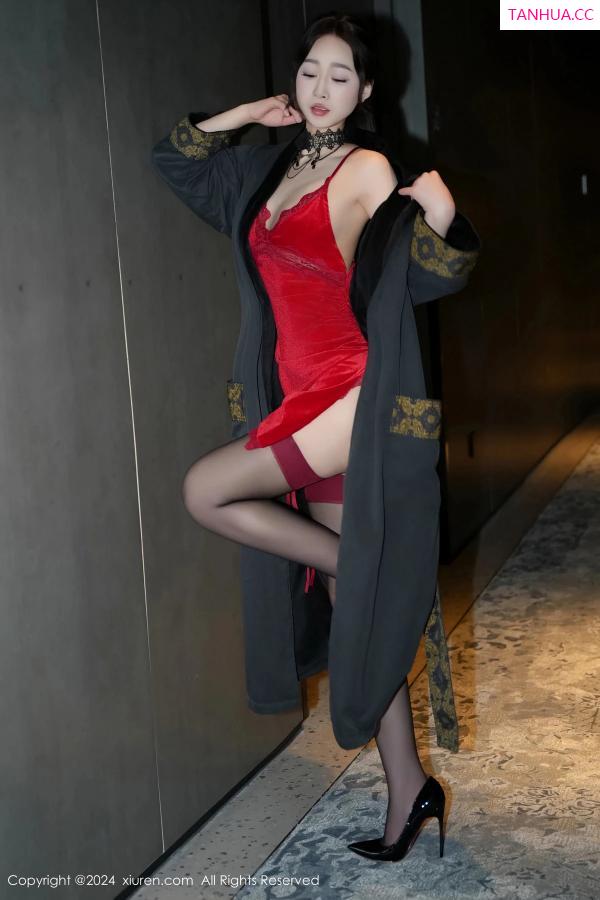   [XiuRen]高清写真图 2024.05.16 No.8547 软糖爱喝奶 黑丝美腿第20张图片